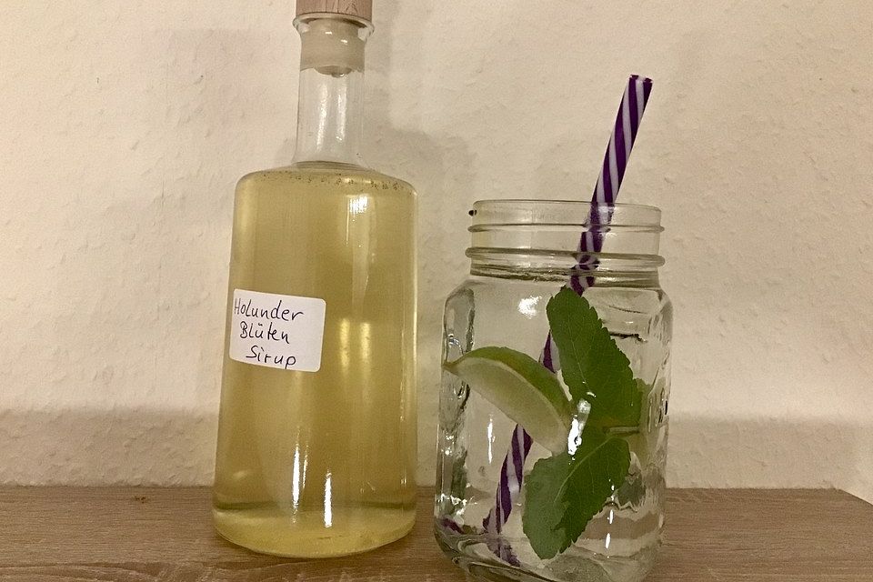 Wasser aromatisiert mit Limette, Holunderblütensirup und Minze