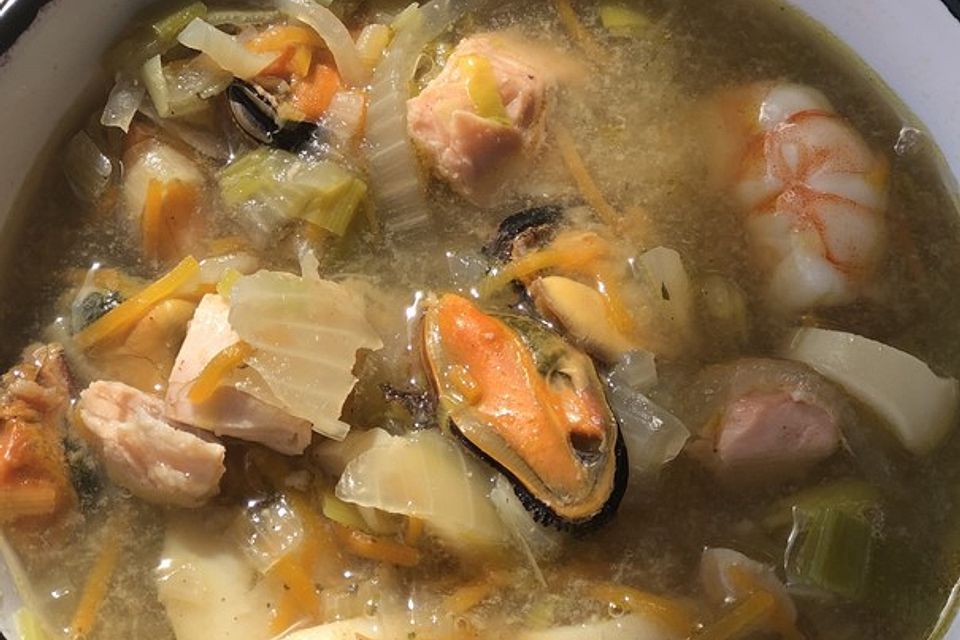 Fischsuppe mit Meeresfrüchten