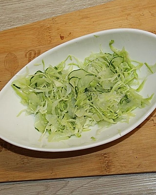 Kraut-Gurken-Salat mit Leinöl und Apfelessig
