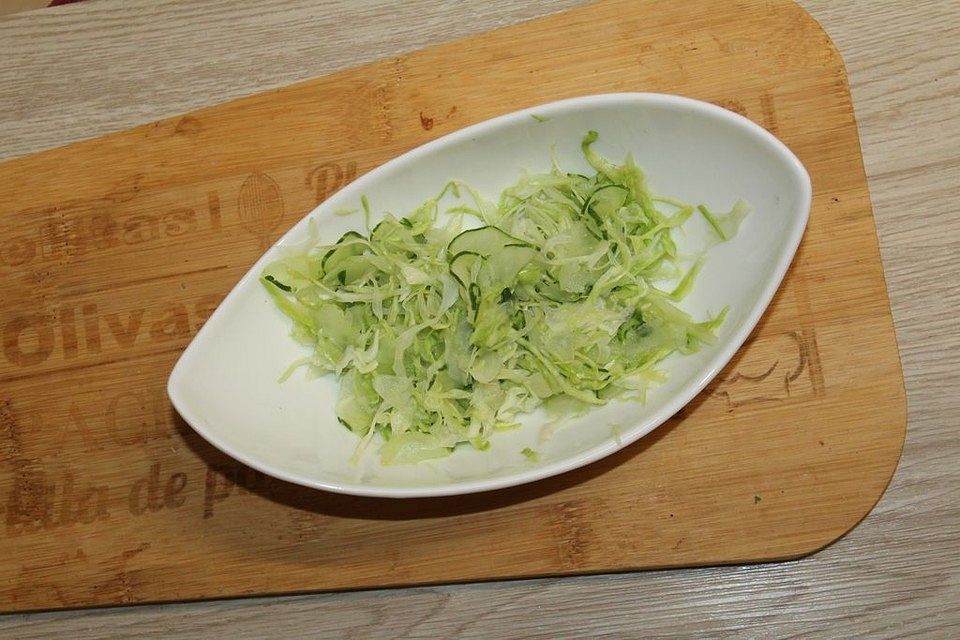 Kraut-Gurken-Salat mit Leinöl und Apfelessig