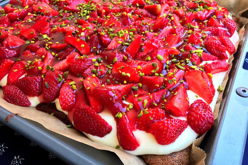 Erdbeerkuchen vom Blech mit Vanillepudding und Mohnboden