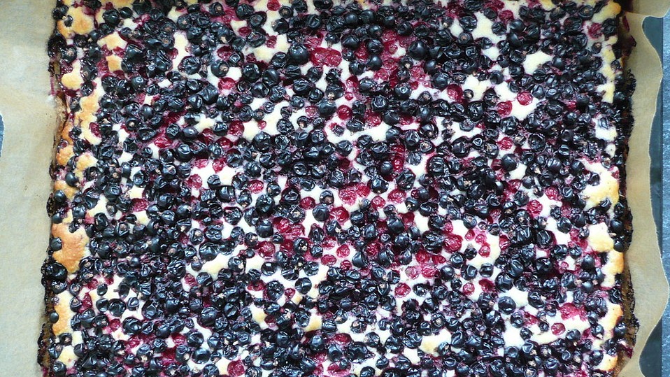 Beerenkuchen mit Kefir vom Blech von schmecktdoch Beerenkuchen mit Kefir vom Blech von schmecktdoch