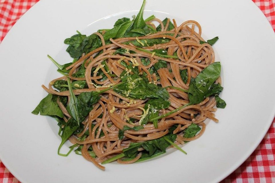 Spaghetti mit Blattspinat und Zitronenzesten