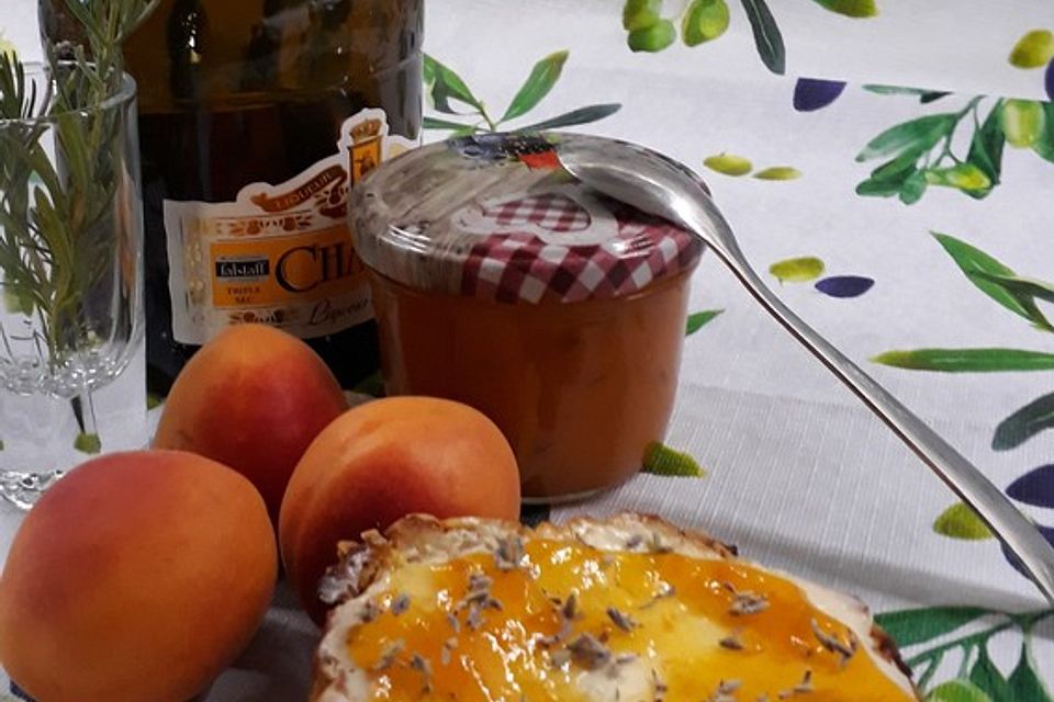 Aprikosenmarmelade mit Lavendel und Pfiff