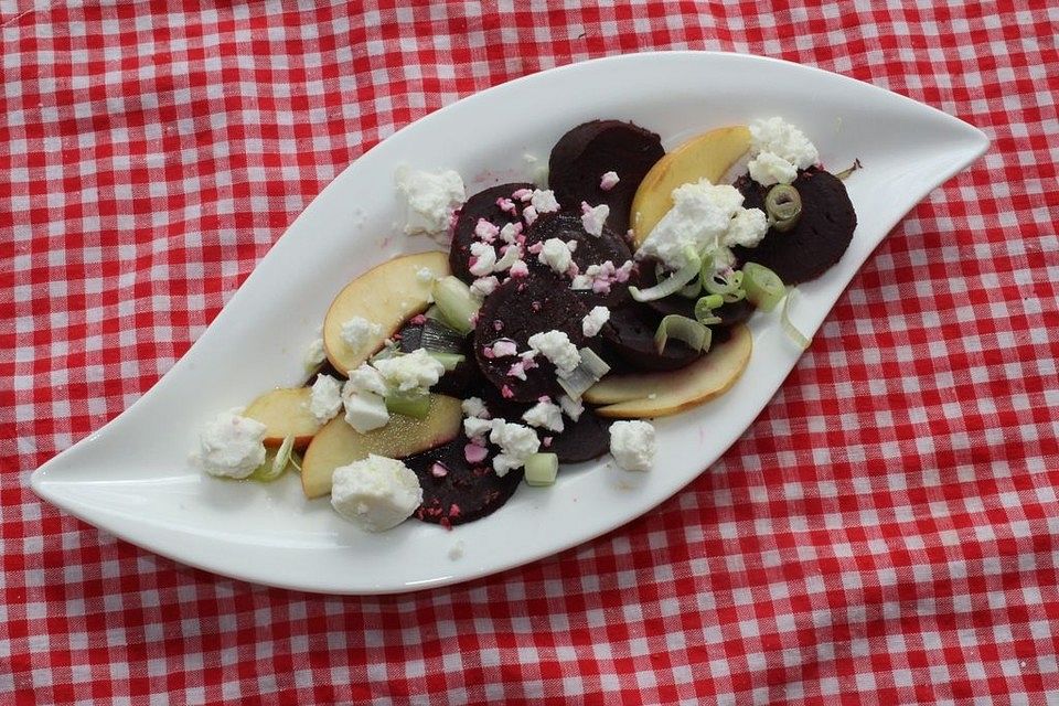 Rote Bete Salat mit Apfel, Feta und Pinienkernen