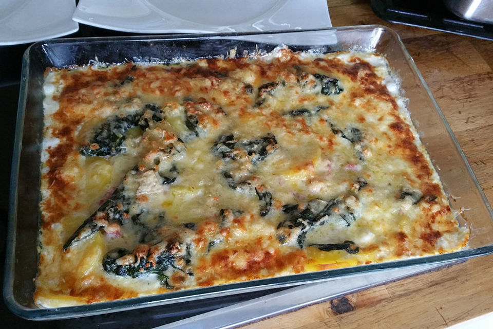 Kartoffelgratin mit Spinat und Speck