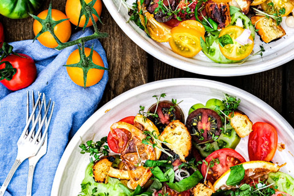 Bunter Tomatensalat mit frischen Knoblauch-Zitronen-Croûtons