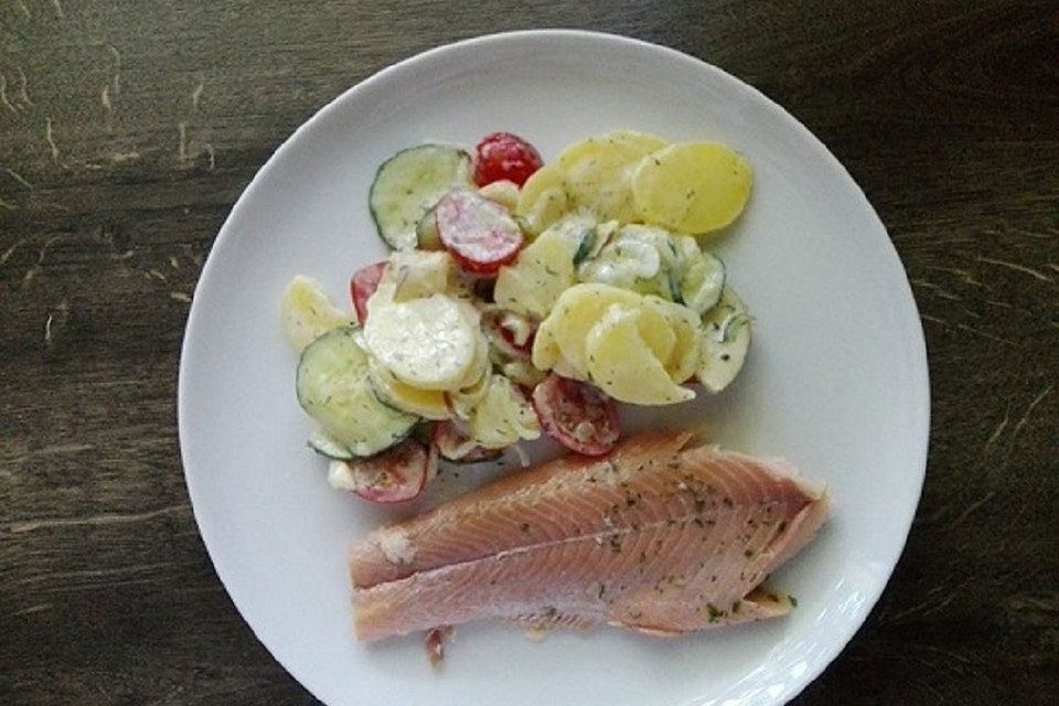 Geräucherte Lachsforelle mit leichtem Kartoffelsalat