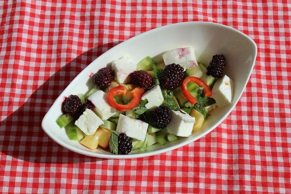 Gurkensalat mit Brombeeren