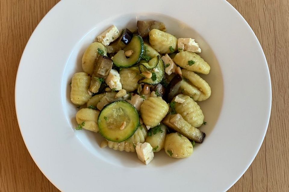 Lauwarmer Gnocchisalat mit Zucchini, Aubergine, Feta und Pinienkerne