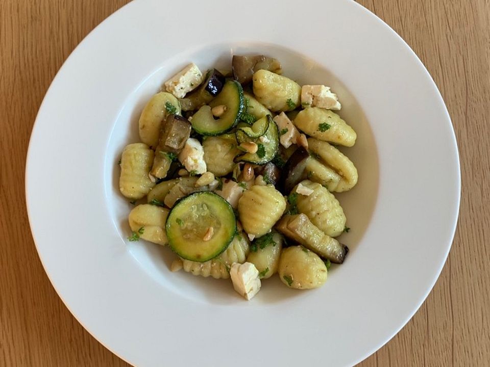 Lauwarmer Gnocchisalat mit Zucchini, Aubergine, Feta und Pinienkerne ...