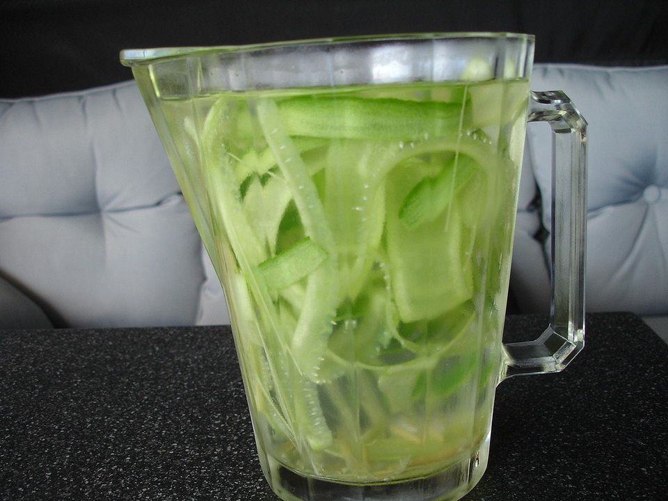 Wasser aromatisiert mit Gurke und Zitronengras von dodith | Chefkoch