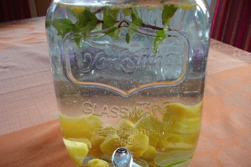 Aromatisiertes Wasser mit Mango, Limette und Minze