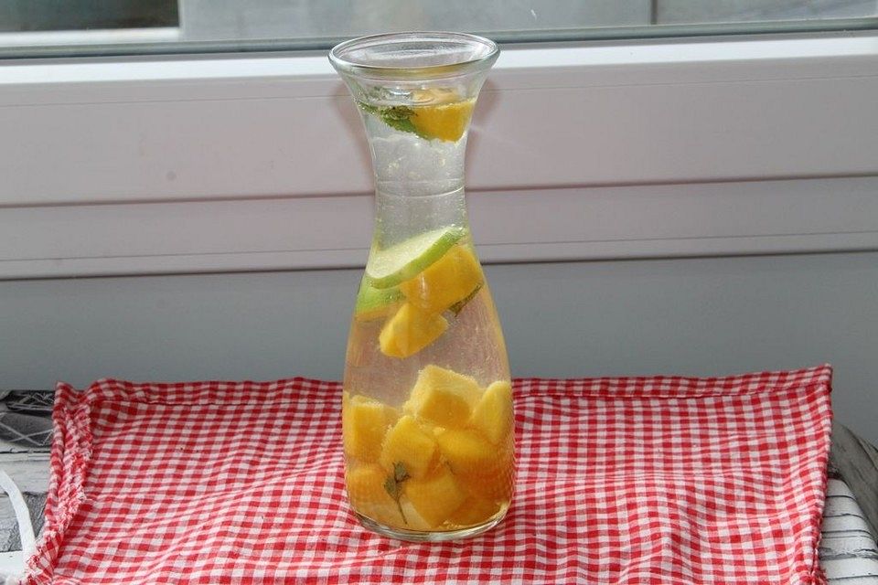 Aromatisiertes Wasser mit Mango, Limette und Minze