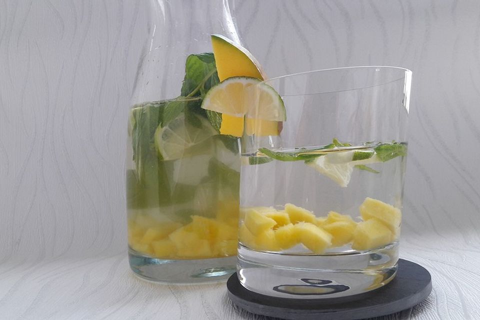 Aromatisiertes Wasser mit Mango, Limette und Minze