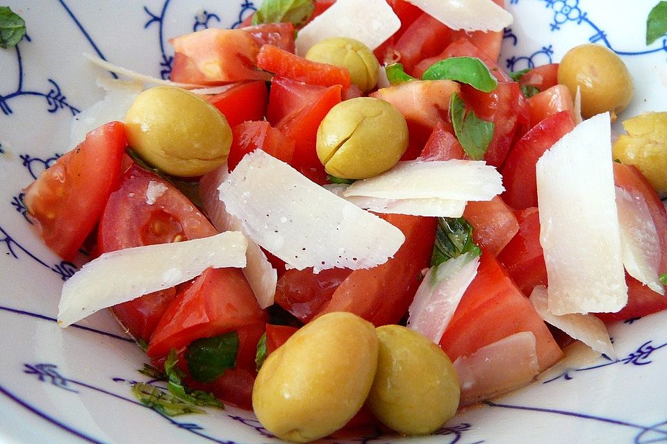 Tomatensalat mit Parmesan und Oliven