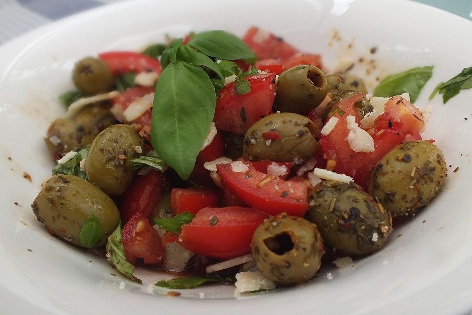 Tomatensalat mit Parmesan und Oliven