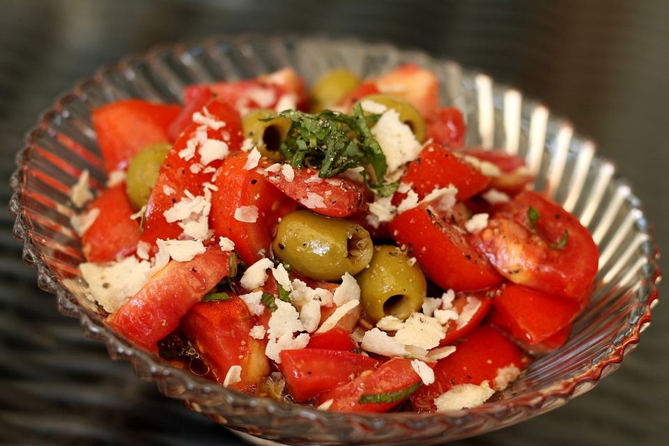 Tomatensalat mit Parmesan und Oliven