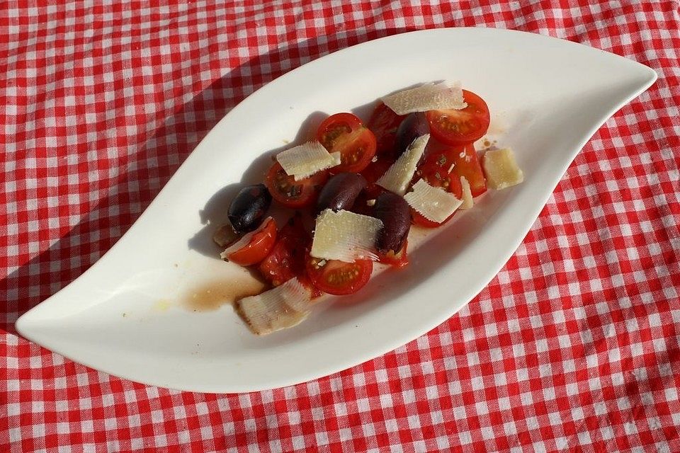 Tomatensalat mit Parmesan und Oliven