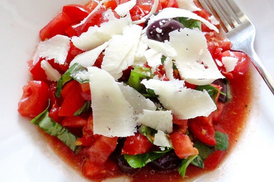 Tomatensalat mit Parmesan und Oliven