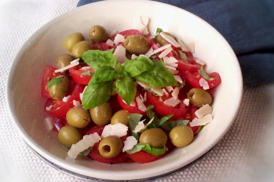 Tomatensalat mit Parmesan und Oliven