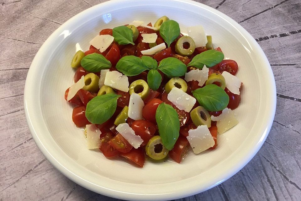 Tomatensalat mit Parmesan und Oliven