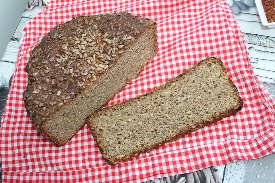 Dinkel-Weizen-Vollkorn-Brot aus dem Bräter mit Sauerteig, Erdmandelmehl und Sonnenblumenkernen