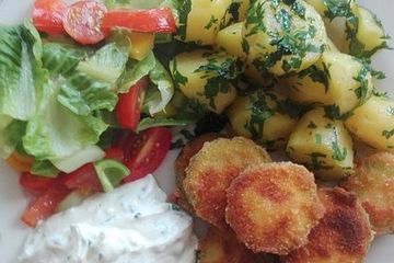 Gebackene Zucchini mit Petersilienkartoffel, Sauerrahm-Dip und gemischtem Salat