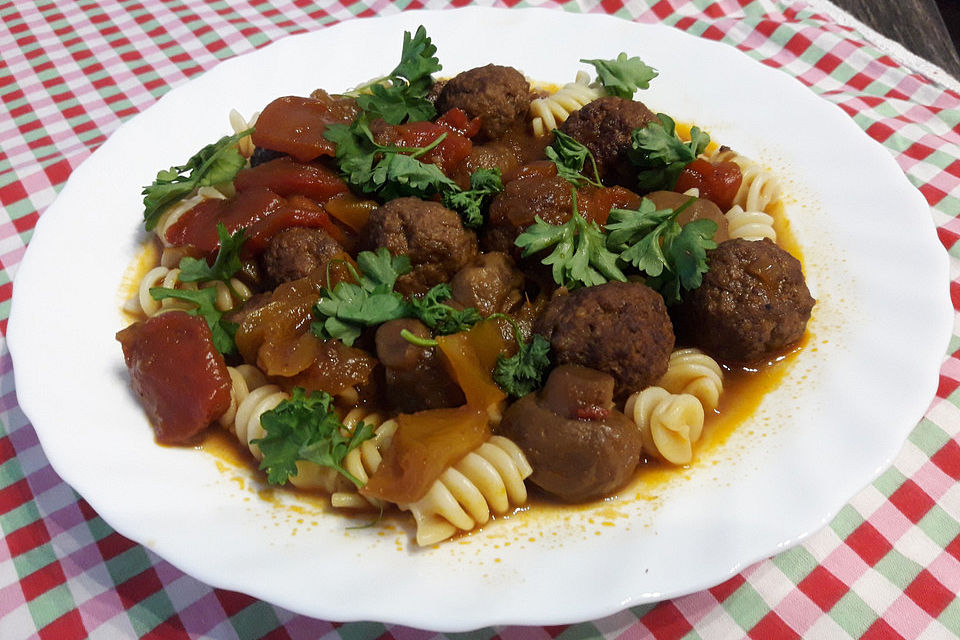 Albondigas mit Pilzen, Tomaten und Paprika