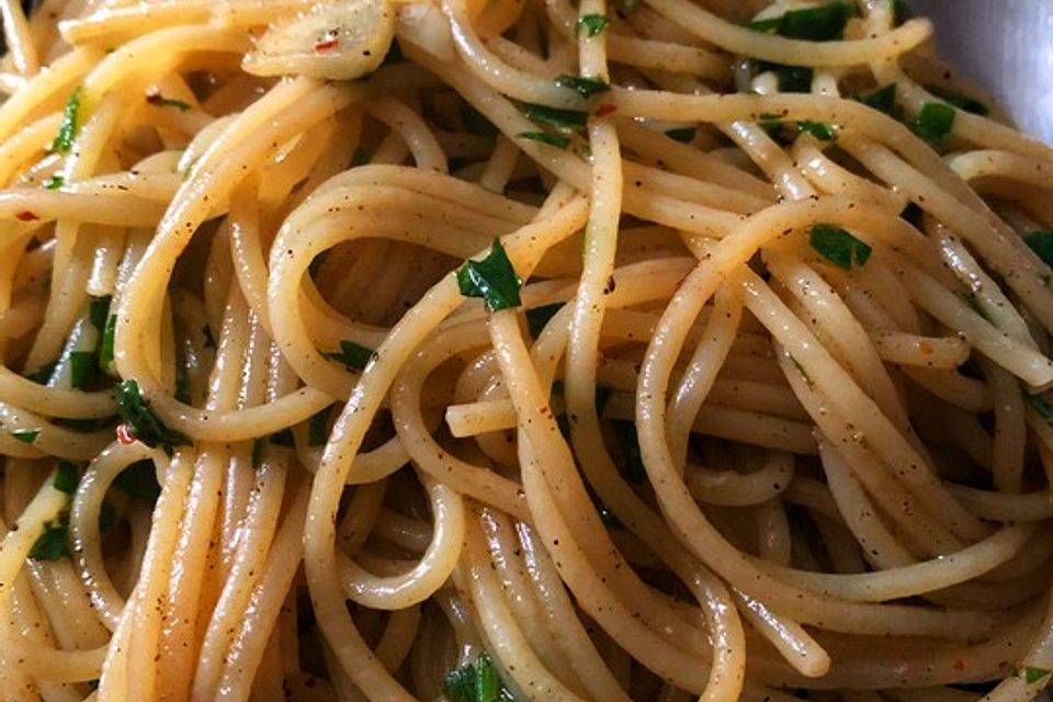 Spaghetti Aglio e Olio mit Petersilie und Chili