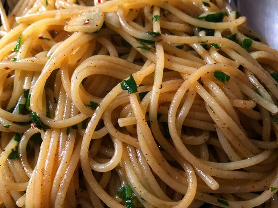 Spaghetti Aglio e Olio mit Petersilie und Chili von 