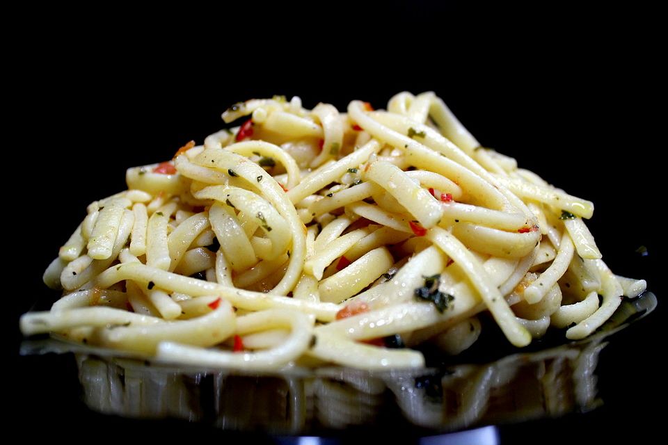 Spaghetti Aglio e Olio mit Petersilie und Chili