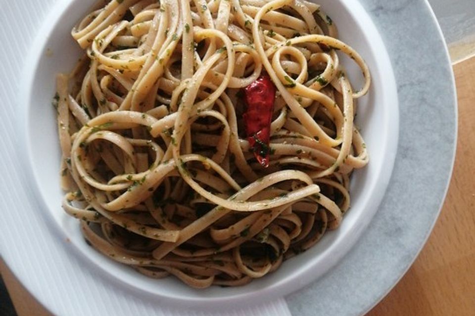 Spaghetti Aglio e Olio mit Petersilie und Chili