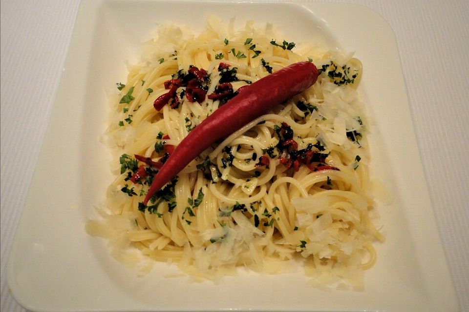 Spaghetti Aglio e Olio mit Petersilie und Chili