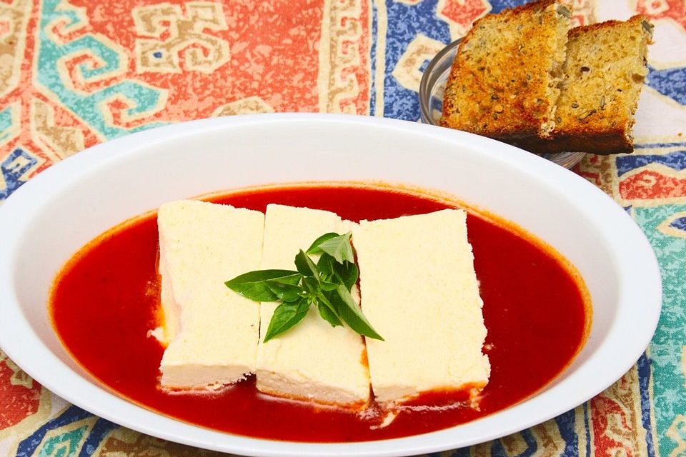 Parmesan-Sahne-Eis auf Tomatenspiegel