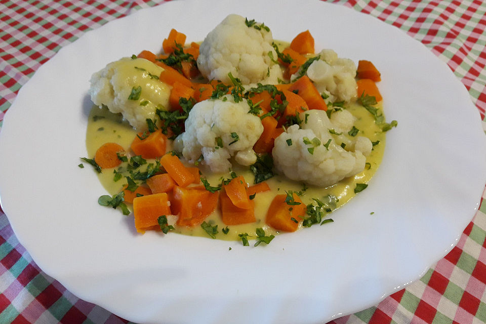 Blumenkohl mit Karotten in Béchamelsauce