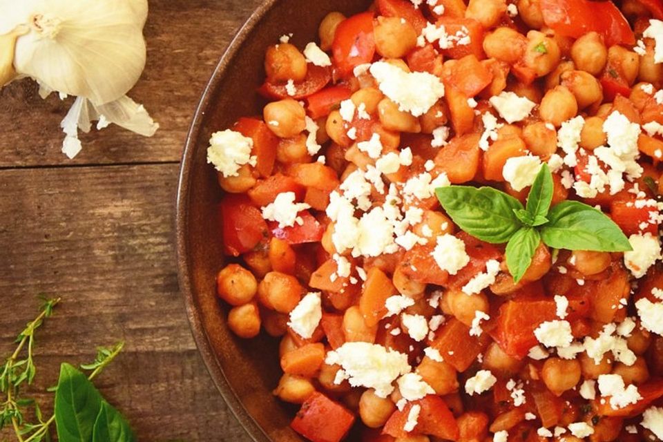 Kichererbsen mit Möhren, Paprika und Feta