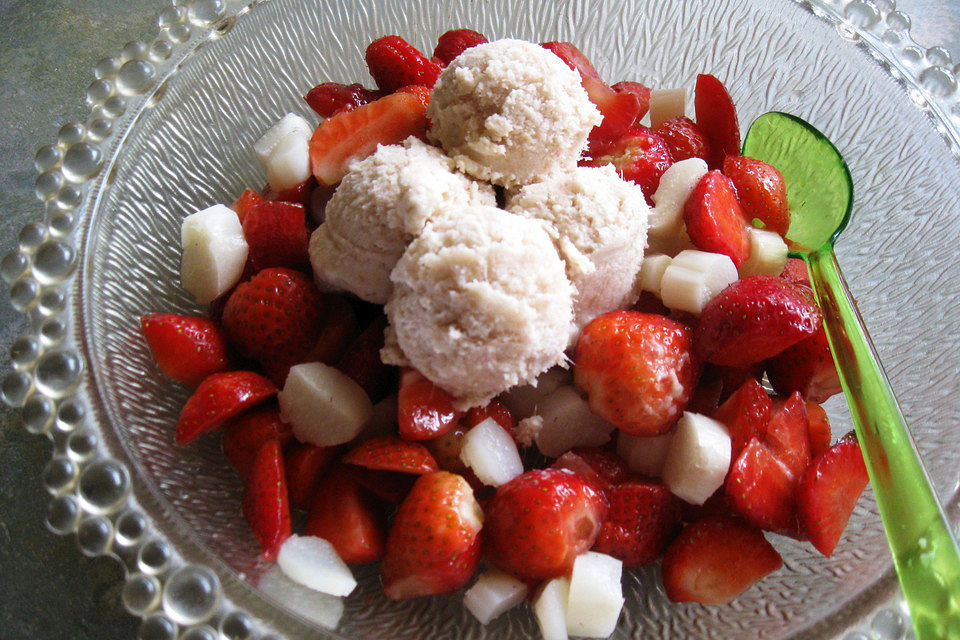 Karamellisierter Spargel mit Erdbeeren und Vanilleeis