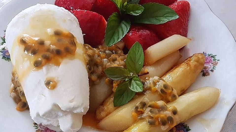 Karamellisierter Spargel mit Erdbeeren und Vanilleeis von gypsy0201