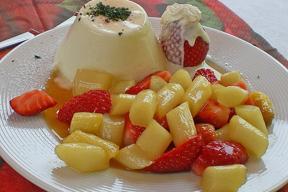 Karamellisierter Spargel mit Erdbeeren und Vanilleeis