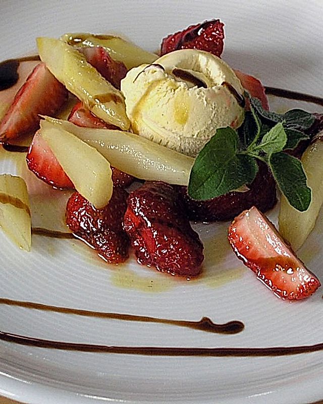 Karamellisierter Spargel mit Erdbeeren und Vanilleeis