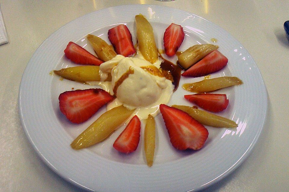 Karamellisierter Spargel mit Erdbeeren und Vanilleeis