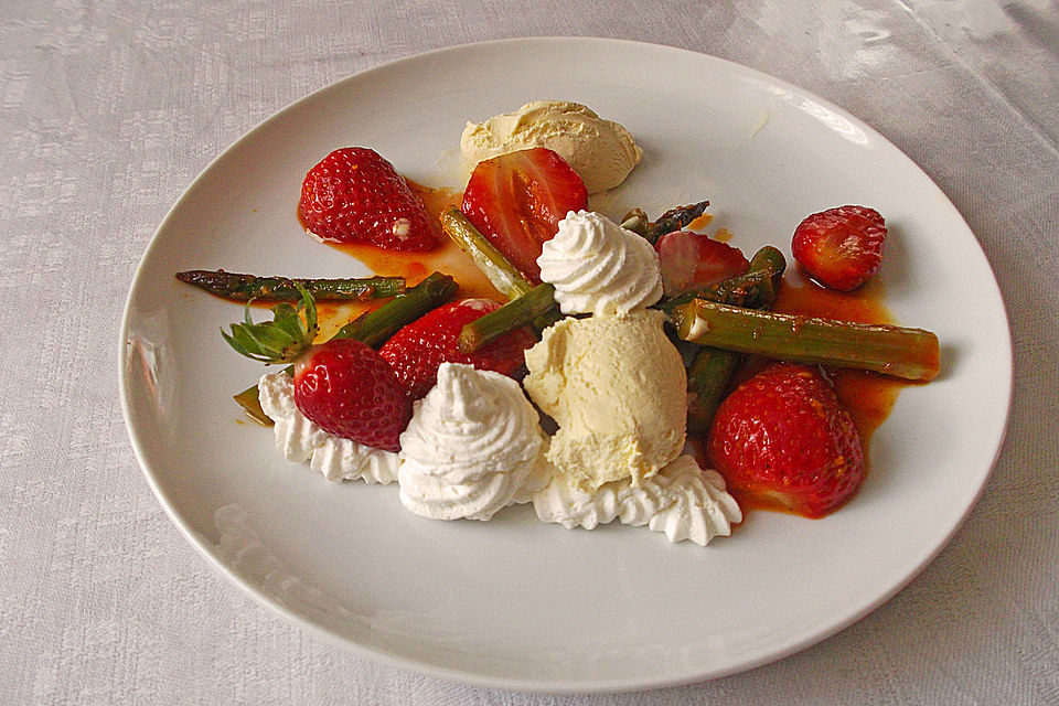 Karamellisierter Spargel mit Erdbeeren und Vanilleeis