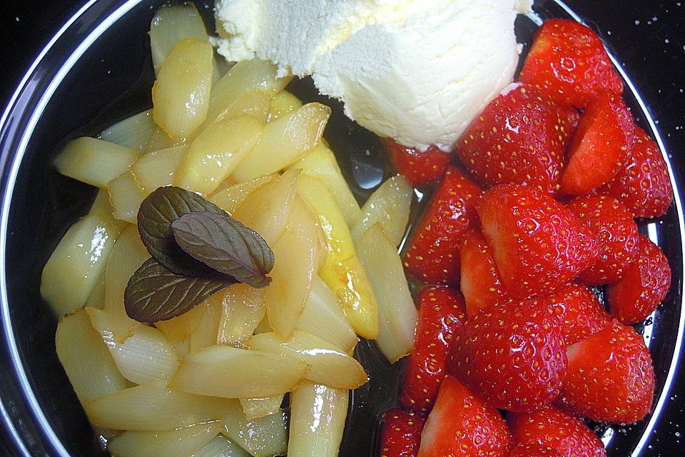 Karamellisierter Spargel mit Erdbeeren und Vanilleeis