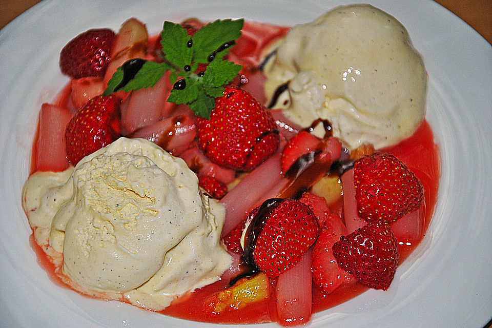 Karamellisierter Spargel mit Erdbeeren und Vanilleeis