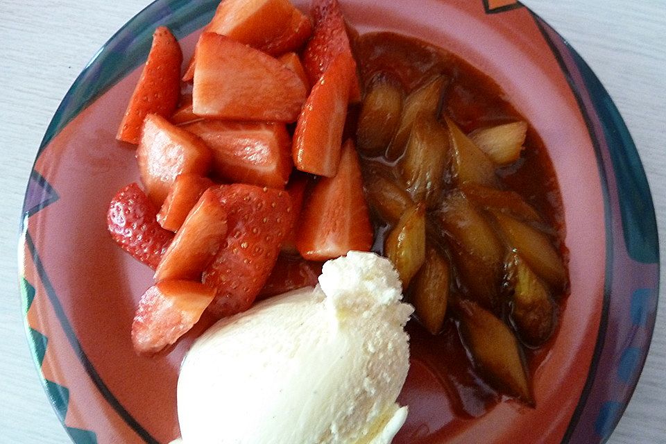 Karamellisierter Spargel mit Erdbeeren und Vanilleeis