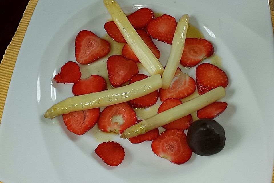 Karamellisierter Spargel mit Erdbeeren und Vanilleeis