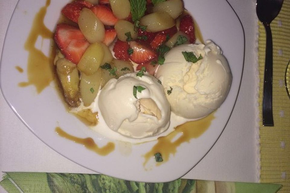 Karamellisierter Spargel mit Erdbeeren und Vanilleeis