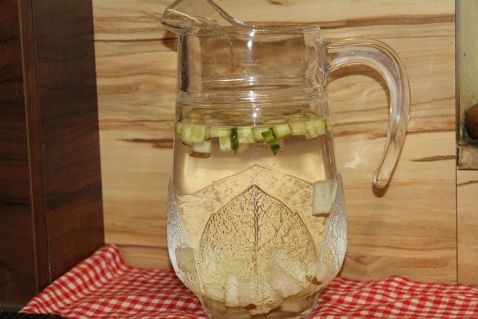 Wasser aromatisiert mit Birne, Gurke und Minze