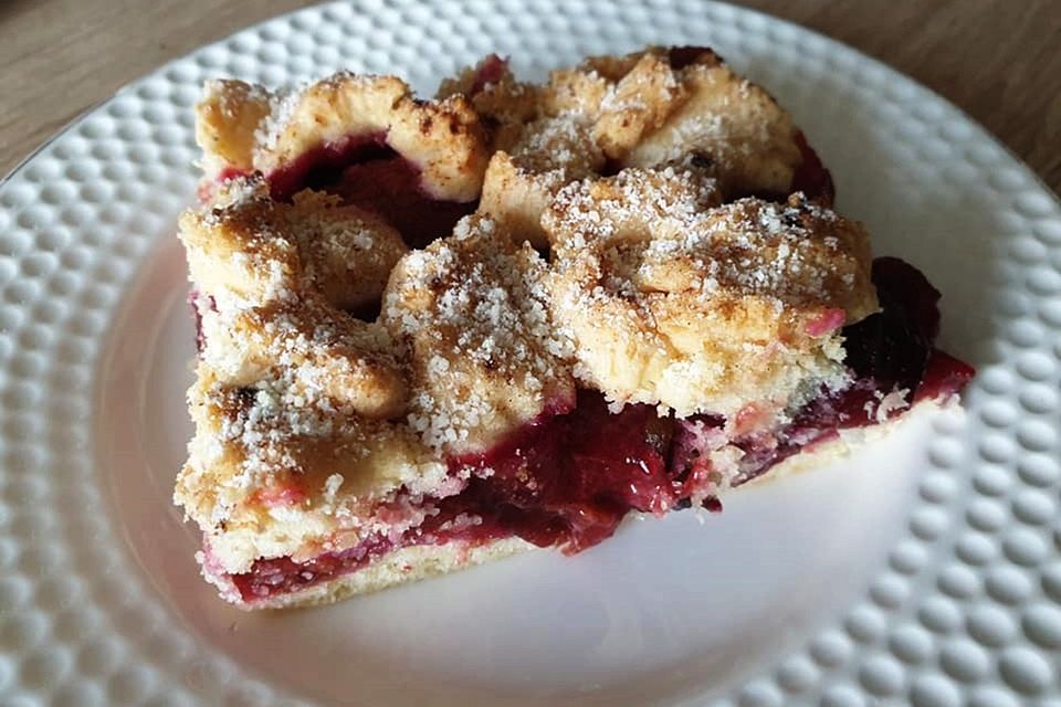 Streusel-Pflaumenkuchen mit gebratenen Zwetschgen